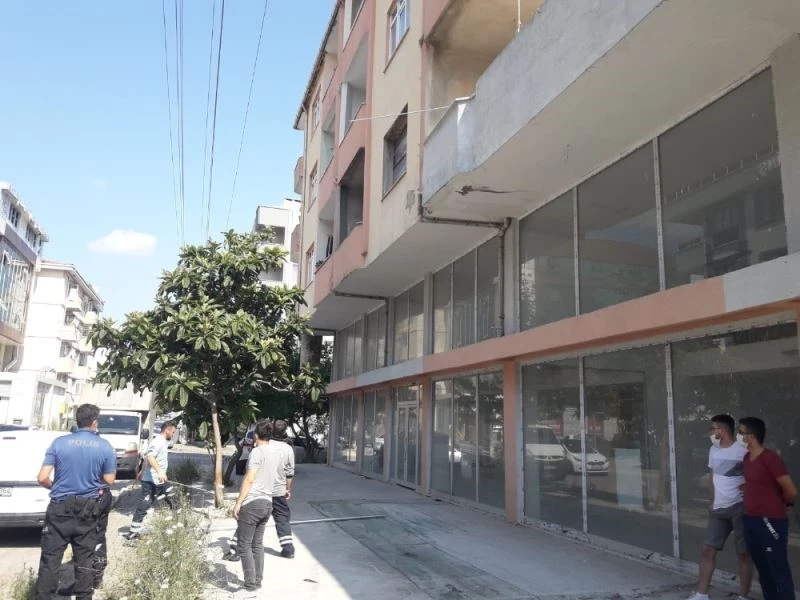 Elindeki profil elektrik hattına değen işçiler akıma kapıldı: 1 ölü, 1 ağır yaralı
