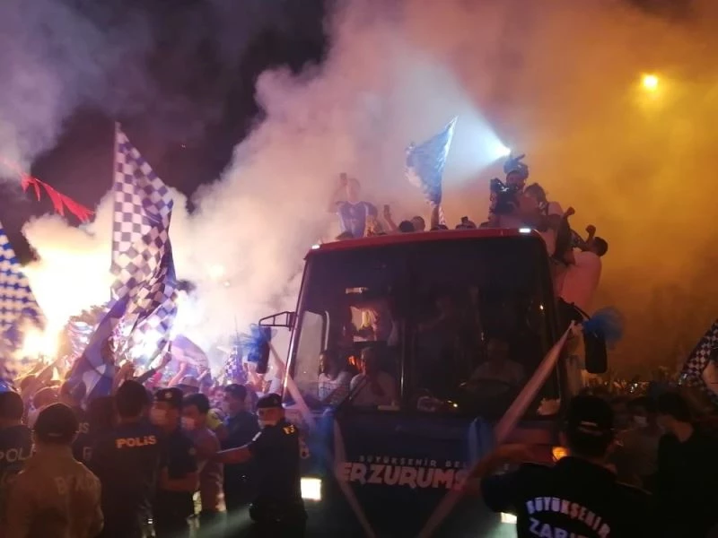 Süper Lig’e çıkan Erzurumspor futbolcularını, taraftarlar coşkuyla karşıladı
