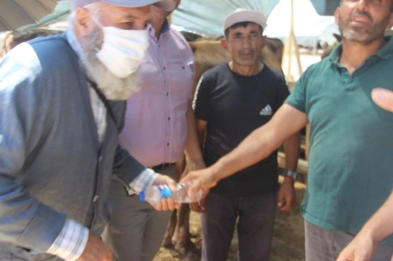 Pet şişe ile ilginç kurban pazarlığı
