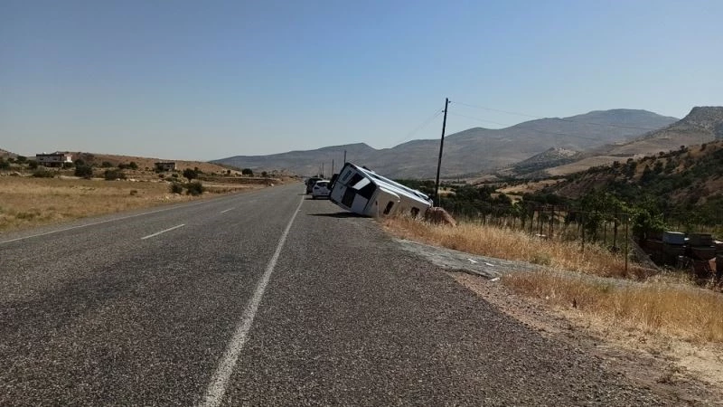 Direksiyon hakimiyeti kaybedilen minibüs şarampole yuvarlandı: 1’i ağır 12 yaralı
