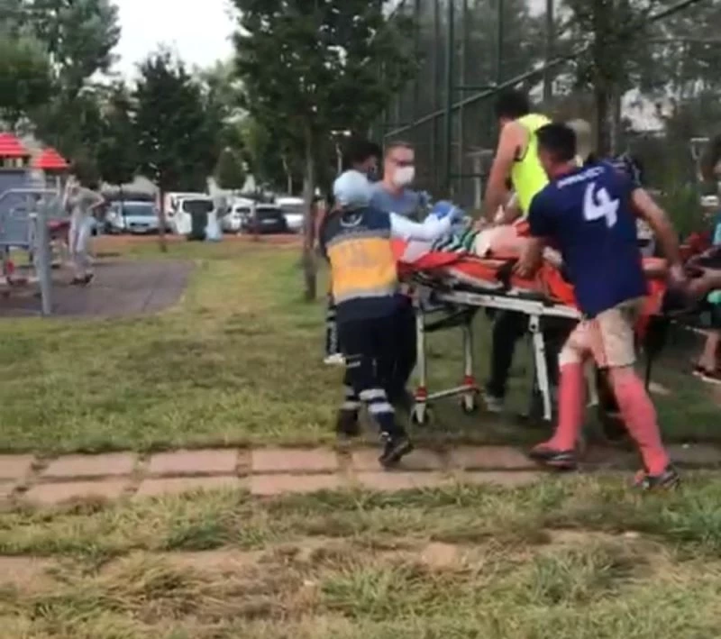 (Özel) Halı sahada kalp krizi geçiren genci sağlıkçı arkadaşları kurtaramadı
