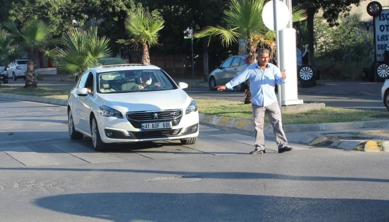 Trafik yoğunlaşınca cebindeki düdüğü çıkarıp trafik polisliğine soyundu
