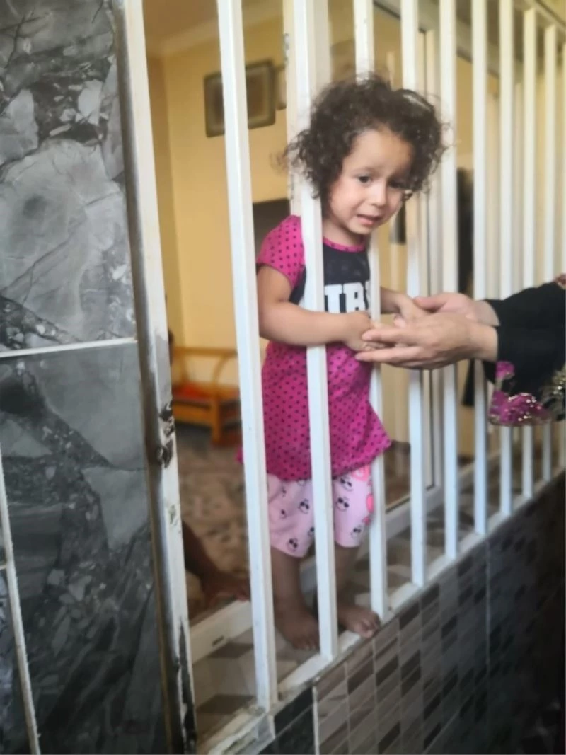 Kafası demir korkuluğa sıkışan çocuğu itfaiye kurtardı
