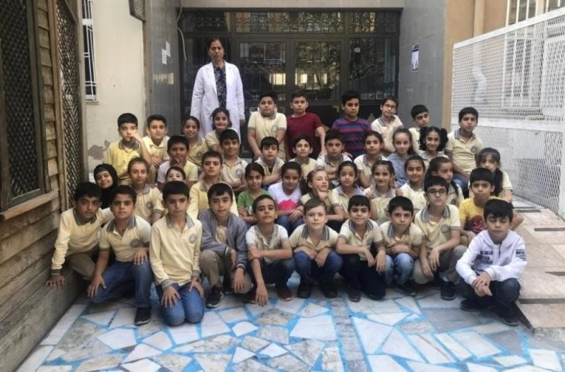 Minikler, öğretmenleriyle para toplayıp yaşlılara yemek dağıttı
