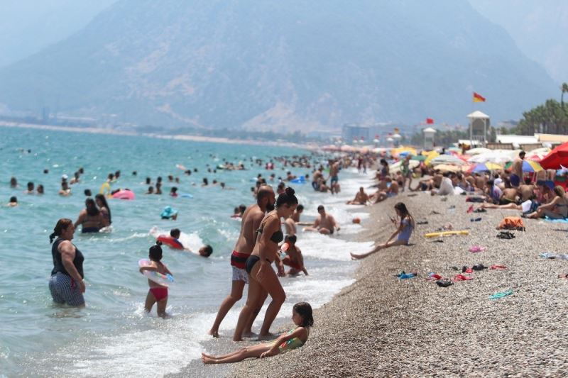 Antalya sahillerinde maskesiz, sosyal mesafesiz serinlik
