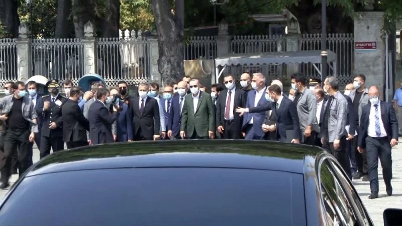 Cumhurbaşkanı Recep Tayyip Erdoğan, Ayasofya Camii’ne geldi. Cumhurbaşkanı Erdoğan, 24 Temmuz’da ibadete açılacak Ayasofya Camii’nde yapılan çalışmalar ve hazırlıklar hakkında yetkililerden bilgi alıyor.
