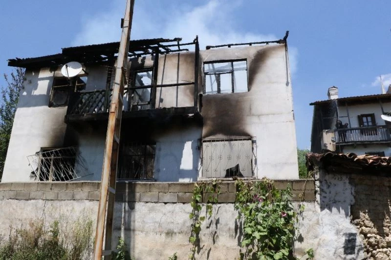 Rukiye nineyi alevlerin arasından köylüler camdan çıkararak kurtardı
