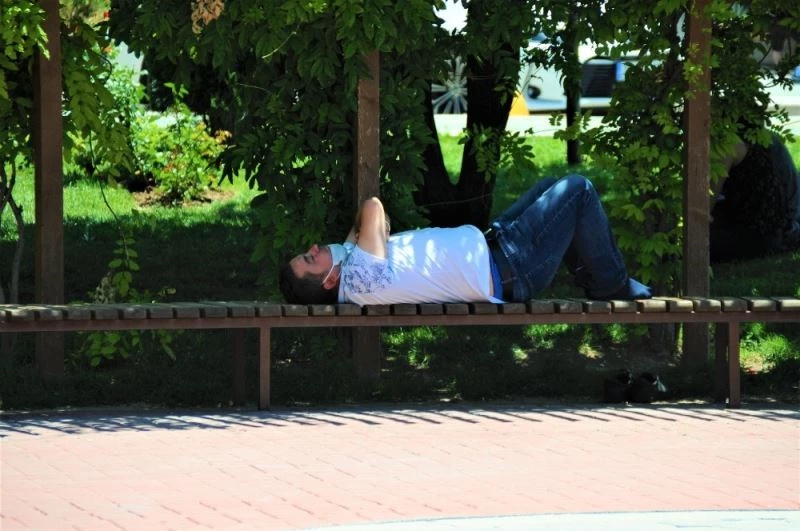 Sıcaktan bunalan vatandaşların serinleme çabaları
