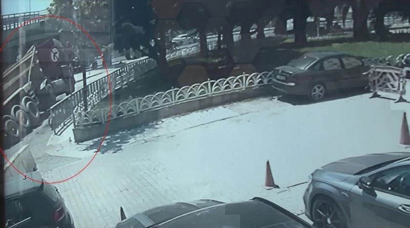 Hafriyat kamyonu çöken yola böyle düştü
