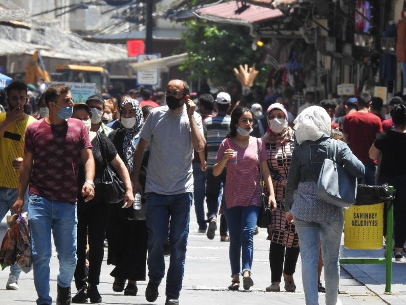 Vaka sayısının arttığı Gaziantep’te sokaklar tıklım tıklım
