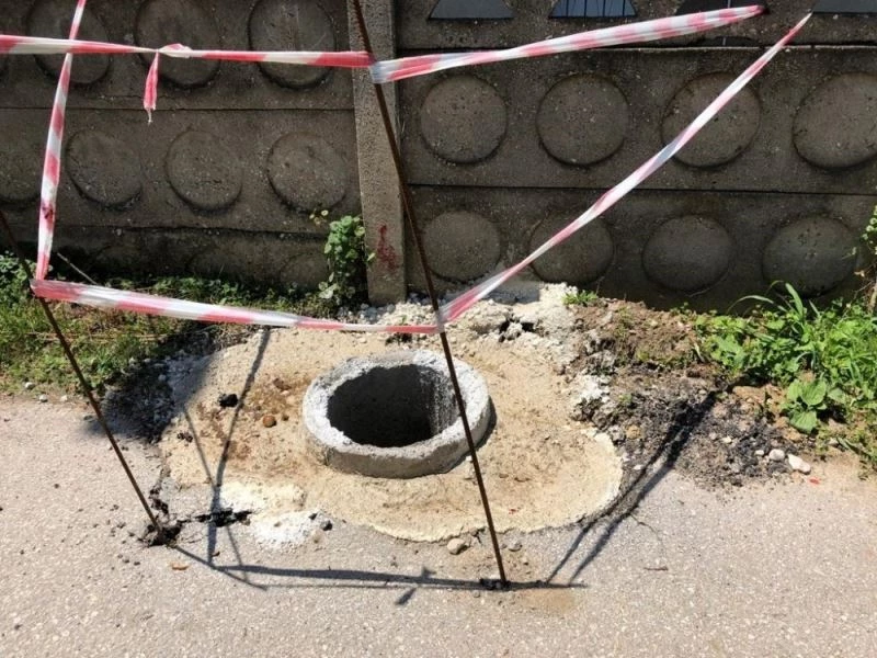 Yenilenecek direklerin yolu daraltması ve kaldırım ortasına yapılmasına vatandaş tepki gösterdi
