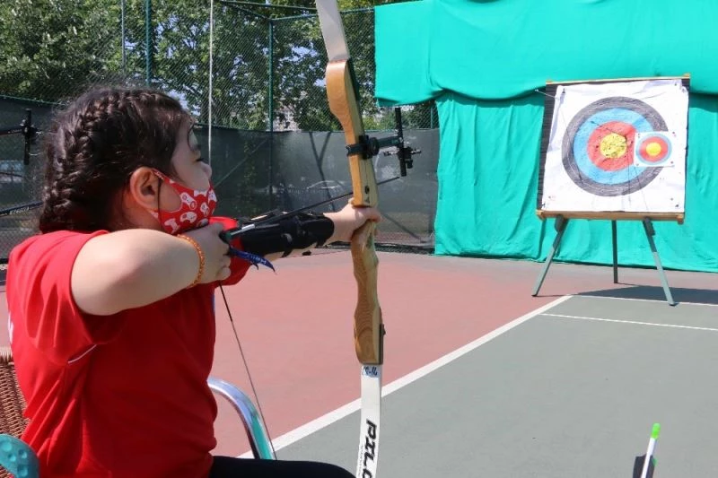 Yaz Spor Okulları’nın engel tanımayan minik okçusu
