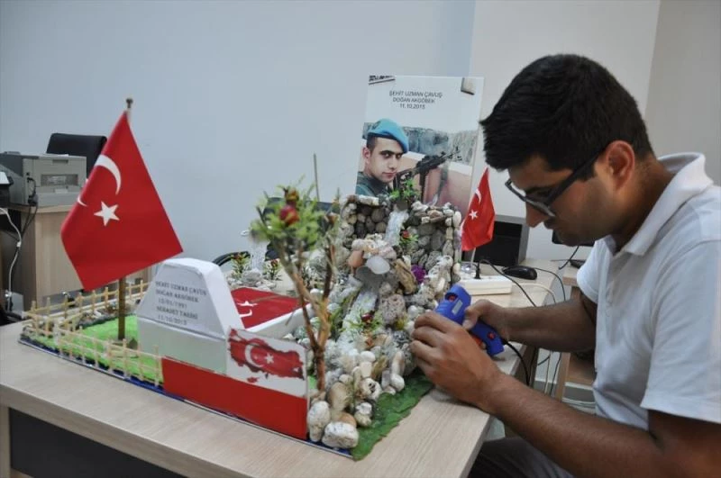 Şehit kardeşinin mezarının maketini yaptı