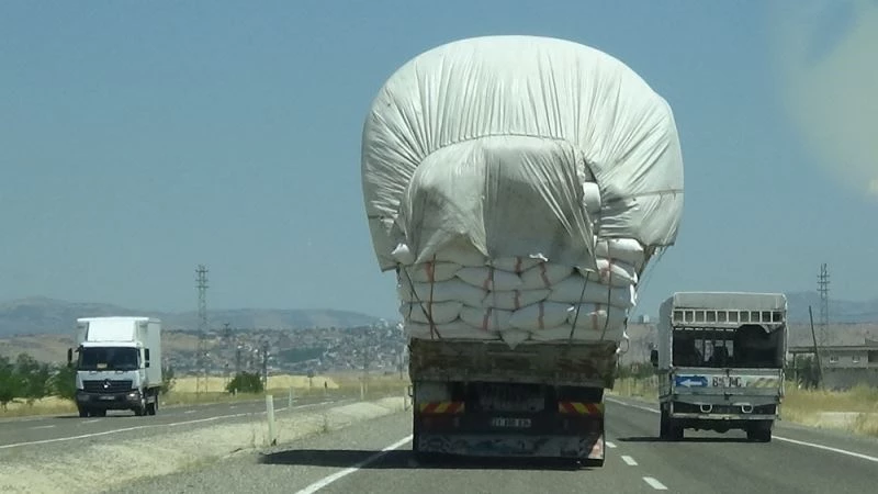 Ekinler biçildi, saman yüklü kamyonların tehlikeli yolculuğu başladı
