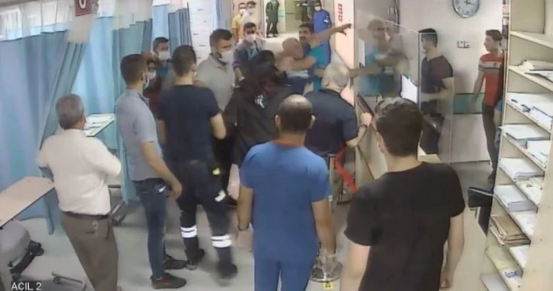 Araba çarptı diye ihbarda bulundu, hastanede doktora saldırdı
