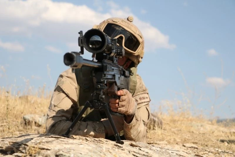 Siirt’te PKK’lı teröristlerce kayalıklar arasına gizlenmiş havan mühimmatı imha edildi
