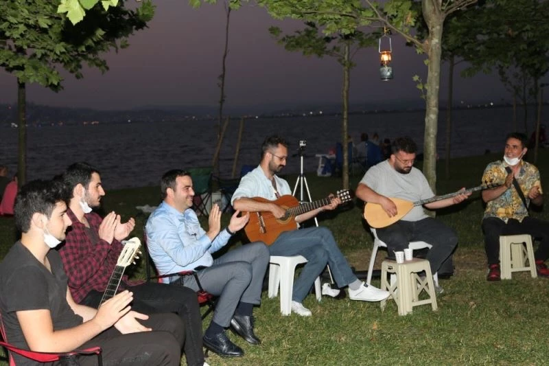 Başkan Özlü, gençlerin canlı müzik keyfine ortak oldu
