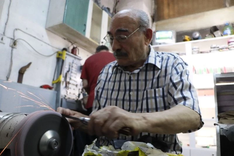 Bıçaklar kurbanlıklar için bileniyor
