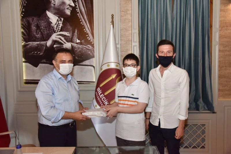 Başkan Şahin, LGS şampiyonunu ağırlayarak ödüllendirdi
