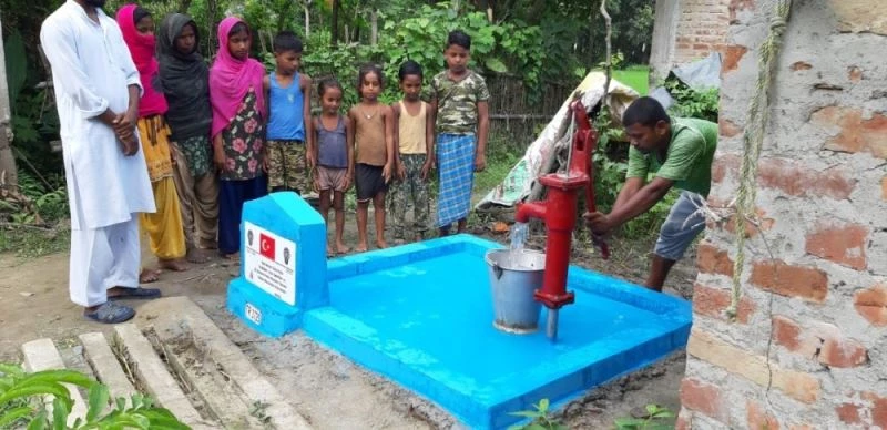 Türk polisi Nepal’de su kuyusu açtırdı
