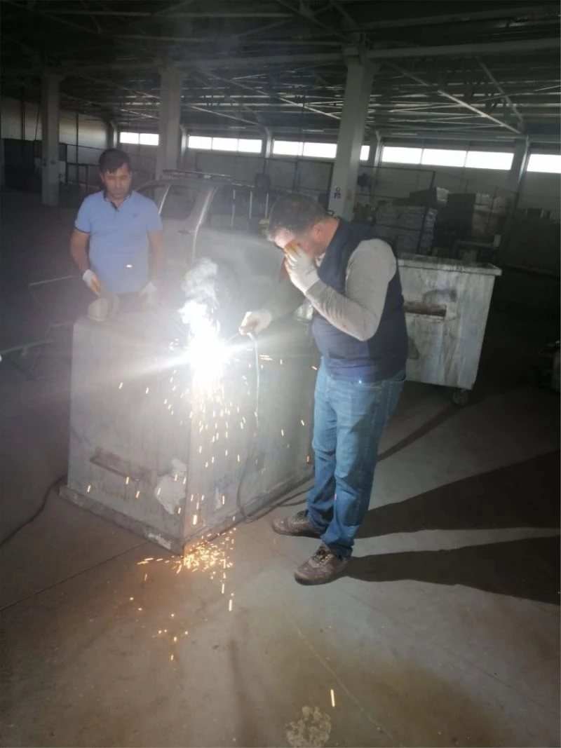 Virüs yayma riskine karşı çöp konteynerleri bakımdan geçiriliyor
