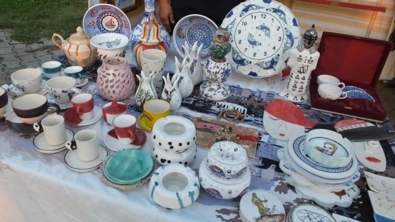 Burhaniye’de Elif Aygördü’nün çinileri ilgi gördü
