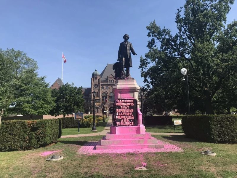 Kanada’da heykellere boyalı saldırı yapan 3 kişi gözaltına alındı
