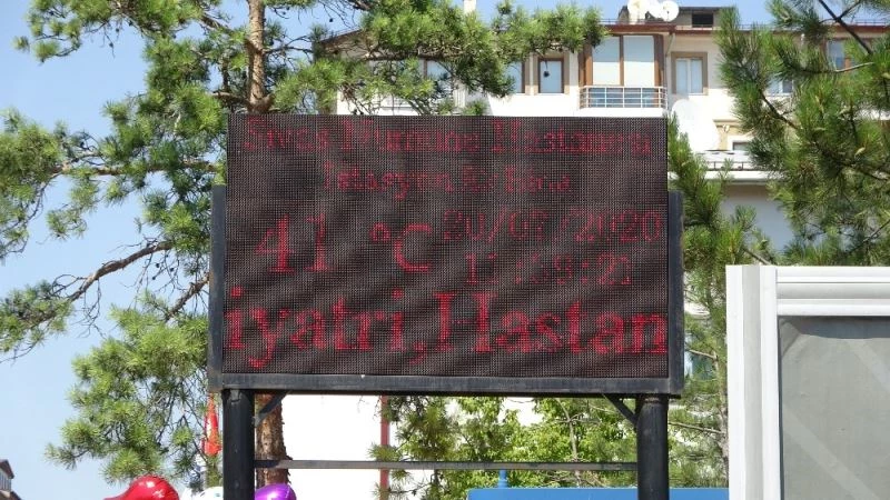 41 dereceyi bulan sıcakta, kaldırımda yumurta pişirme denemesi başarısız oldu
