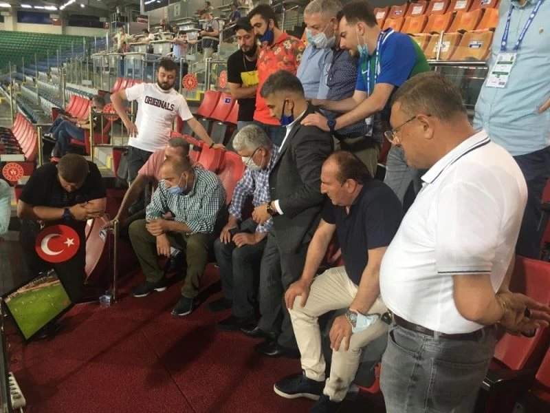 Çaykur Rizespor protokolünde Medipol Başakşehir sevinci
