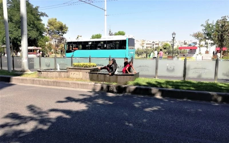 Sıcaktan bunalan çocukların tehlikeli serinlemesi
