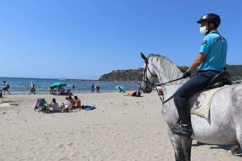 Sahillerdeki sosyal mesafeyi atlı jandarmalar denetliyor
