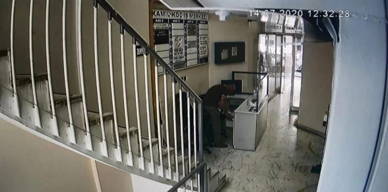 (Özel) Eliyle koymuş gibi cüzdanı alıp kaçtı
