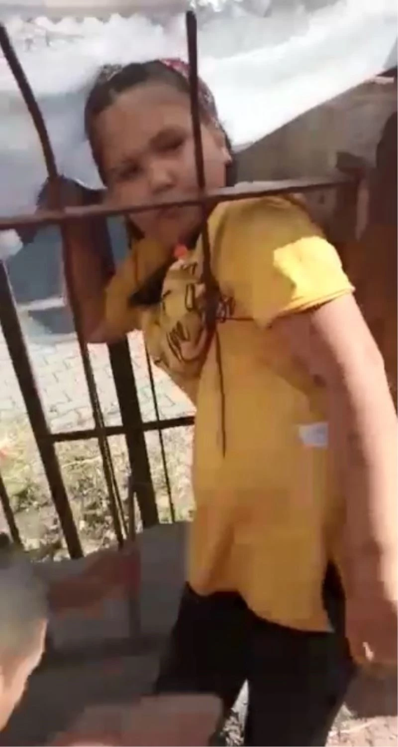 Demir parmaklıklara sıkışan küçük kızı itfaiye kurtardı
