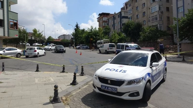 Kuyumcu kuryesinin önü kesilerek parasının çalındığı anlar kamerada
