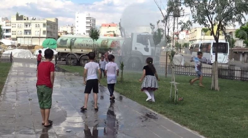 Termometreler 52 dereceyi gösterdi çocuklar sulama aracından sıkılan suyla serinledi
