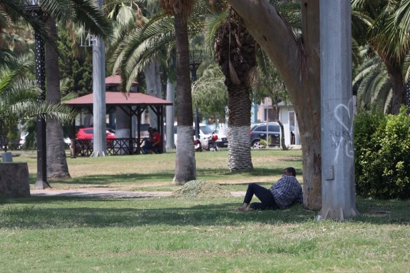 Sıcak hava Mersinlileri bunaltıyor
