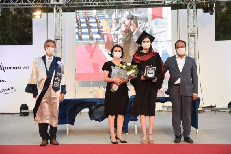 Boynuz kulağı geçti, babasının da mezun olduğu tıp fakültesini birincilikle bitirdi
