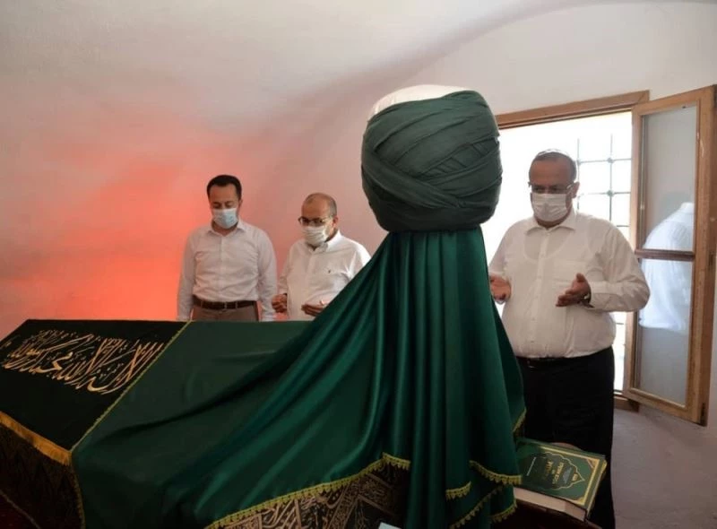 Trabzon ve Bursa valilerinden Şeyh Edebali Türbesi’ne ziyaret
