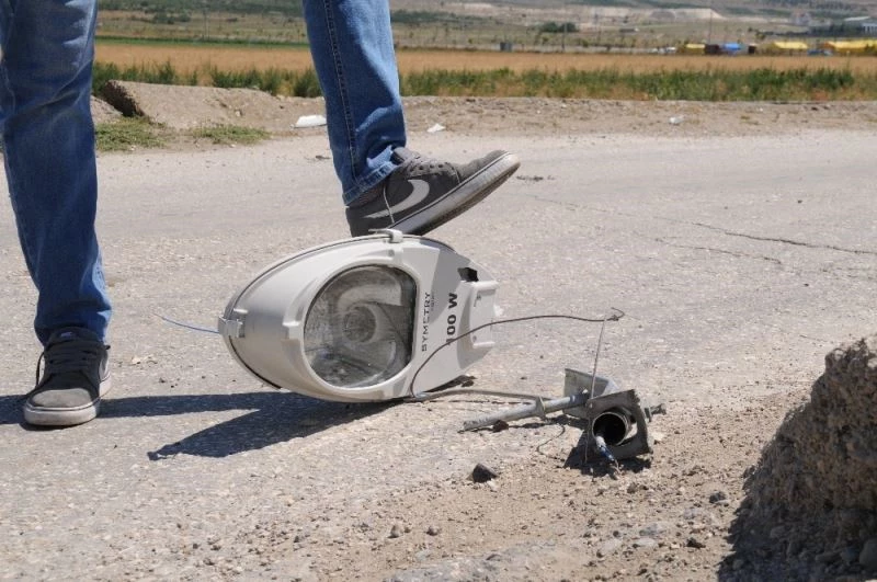 Yola düşen sokak lambası tehlike oluşturdu
