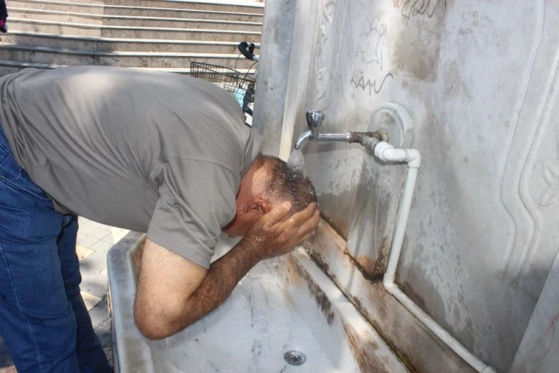 Sıcaktan bunalanlar gölgeye kaçıyor
