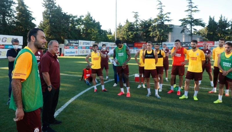 Selçuk İnan takım arkadaşlarıyla vedalaştı
