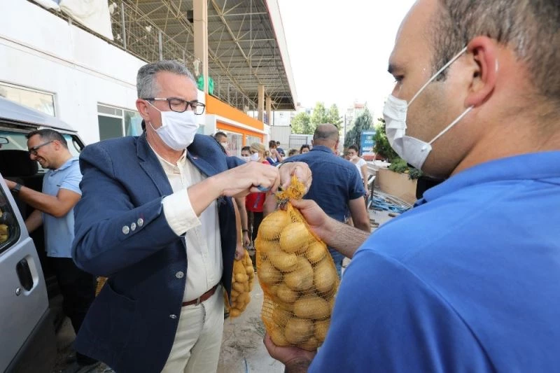 Gaziemir’de 10 ton patates dağıtılmaya başlandı
