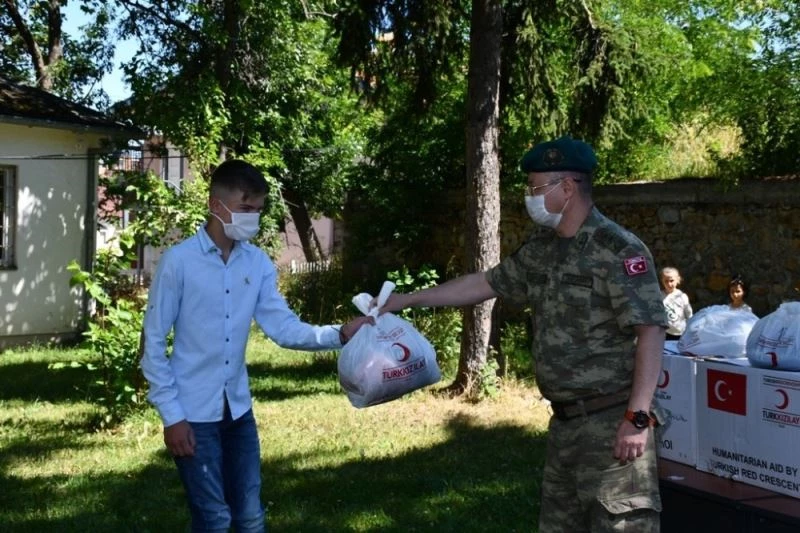 Türk askeri, bayram öncesi Kosovalı çocukların yüzünü güldürdü
