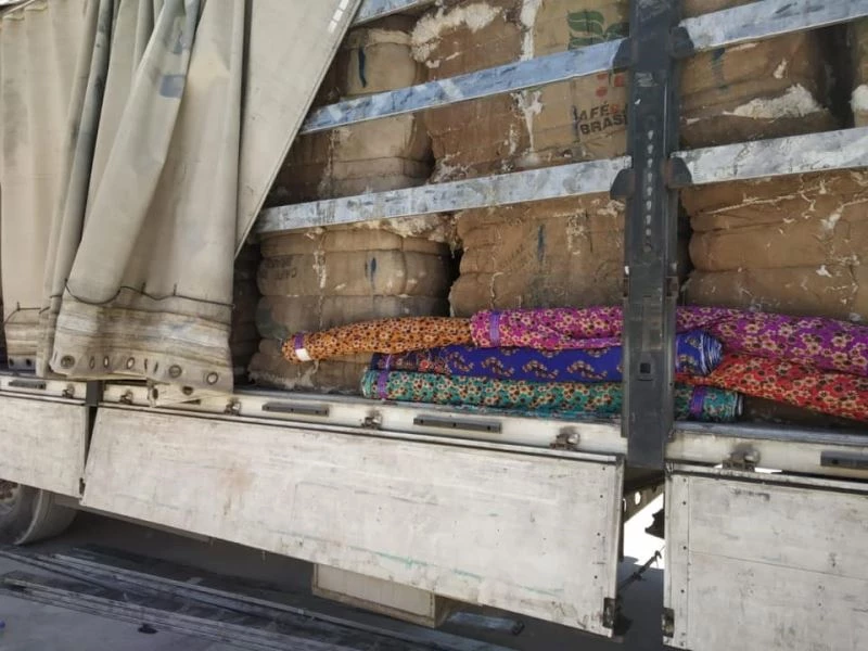 Pamuk balyalarının arasına gizlenen kumaş gümrüğe takıldı
