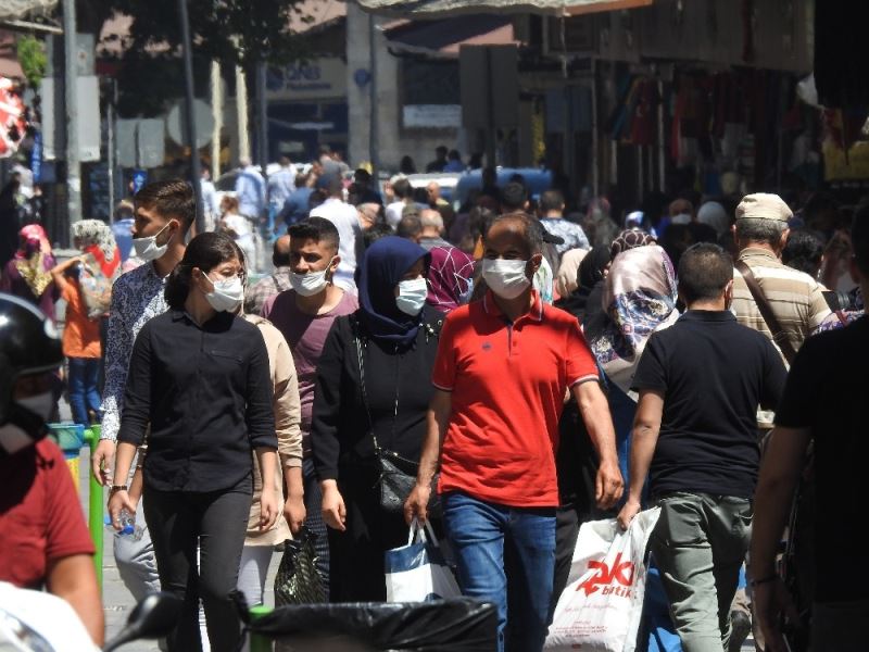 Gaziantepliler artan vaka sayısına ve bunaltıcı sıcağa rağmen sokakta
