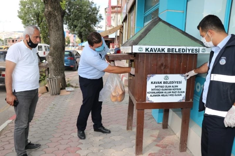 Kavak ekmeğini kardeşiyle paylaşıyor
