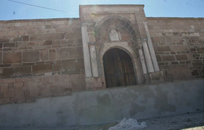 Tarihi kervansarayın taş duvarını sıvayanlar hakkında suç duyurusunda bulunulacak
