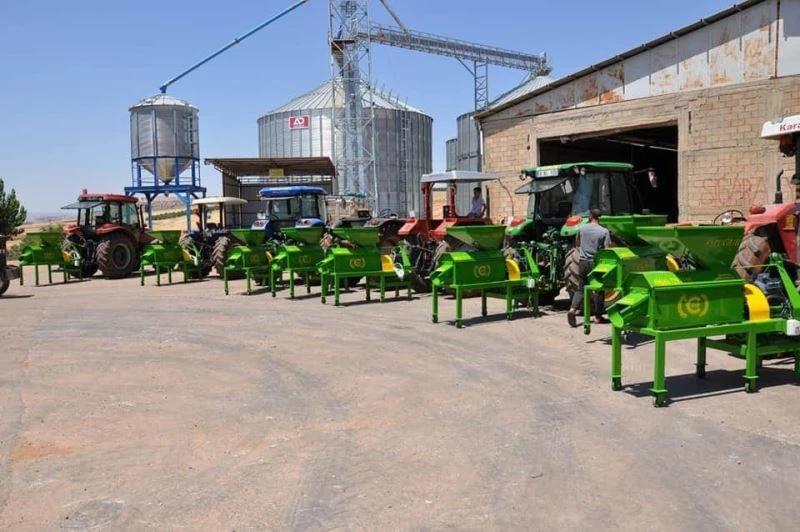 Besni’de çiftçilere badem kabuğu soyma makinesi dağıtıldı
