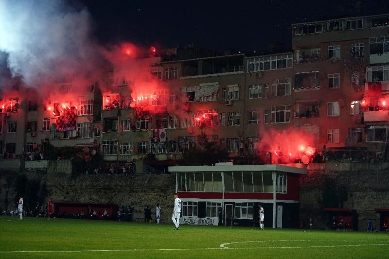 Karagümrük taraftarından meşale şov
