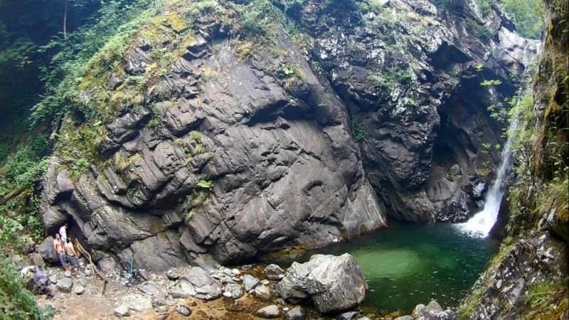 Bursalılar Uludağ’ın eteklerindeki doğal havuzlarda serinliyor
